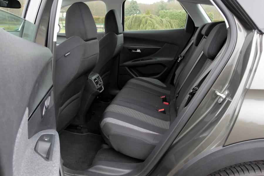 Интерьер Peugeot 3008 2016 года  (WW) (фото 20 из 68)